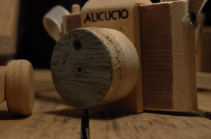 Una macchina fotografica in legno